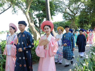 Bạn trẻ quảng diễn cổ phục Việt ở đường phố Huế