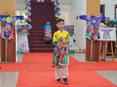 Triển lãm sản phẩm Hội thi Thiếu nhi vẽ tranh “Áo dài và tuổi thơ”
