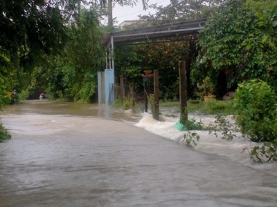  Mưa lớn giữa mùa hè, nhiều nơi ở Huế đang bị ngập lụt