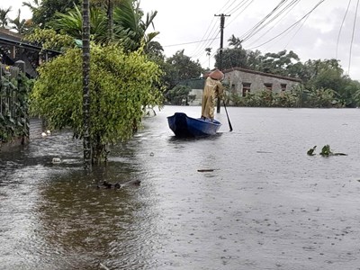 Lật thuyền giữa nước lũ, 2 người đàn ông tử vong