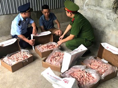 Tiêu hủy 1 tấn chân gà đông lạnh không rõ nguồn gốc