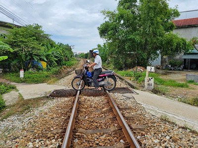 Rào đóng nhiều lối đi tự mở ngang qua đường sắt ở thành phố Huế