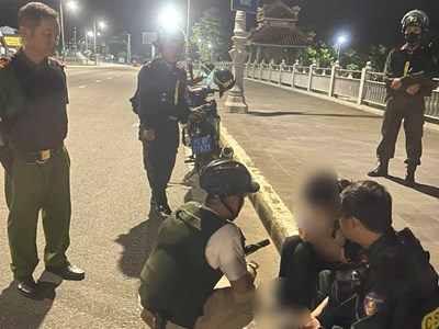 Cảnh sát cơ động kịp thời ngăn chặn một vụ nhảy cầu tự tử