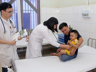 Bé trai 2 tuổi ngừng tim do đuối nước được cứu sống kỳ diệu