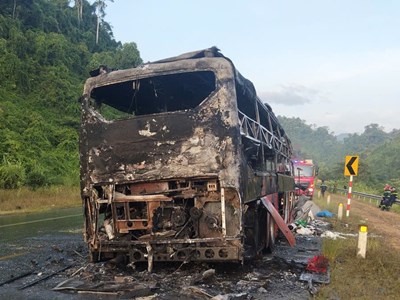 Xe khách bốc cháy trên cao tốc, hàng chục hành khách kịp thời thoát nạn