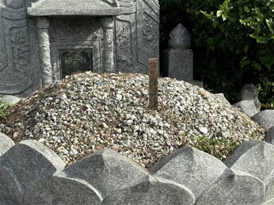 Huế: Người dân bức xúc vì hàng loạt ngôi mộ bị “đóng cọc”