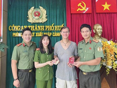 Kịp thời trao trả tài sản và giấy tờ cho du khách Nga đánh rơi