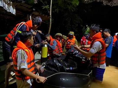 Hai vợ chồng đi bộ ra bến xe về quê, người vợ bị nước cuốn mất tích