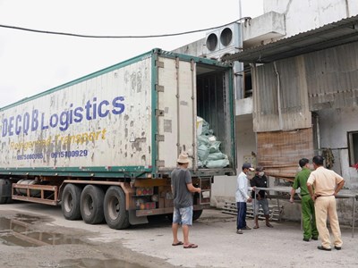 Kiểm tra xe quá tải, phát hiện 30 tấn sản phẩm thịt động vật không rõ nguồn gốc