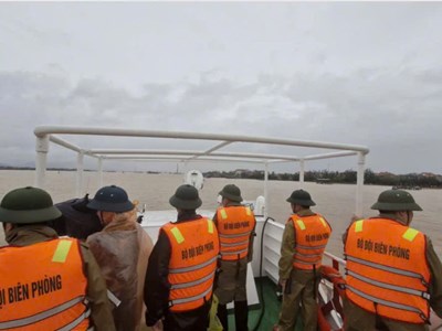 Hai tàu cá tránh bão gặp nạn, 9 thuyền viên mất tích