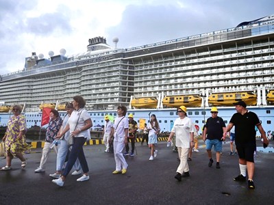 Tàu du lịch biển chở hơn 4.000 khách cập cảng ở Huế thay vì TP. Hồ Chí Minh