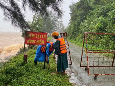 TP. Huế: Khẩn trương khắc phục sạt lở tuyến đường “độc đạo” ven biển
