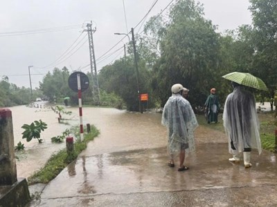 Huế: Nhiều trường tiếp tục “đóng cửa”, ô tô bị cuốn trôi khi vượt qua đường ngập