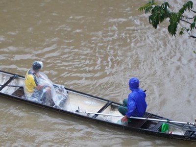 Sông Hương vượt báo động 3, nhiều nơi tại Huế phải di chuyển bằng ghe