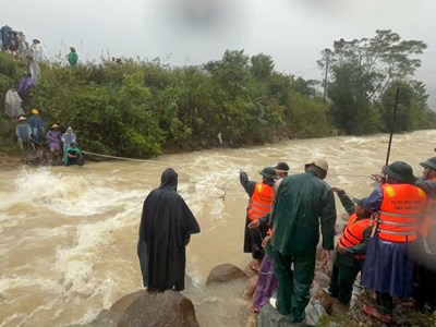 Bộ đội Biên phòng Huế tiếp tế lương thực cho người dân vùng biên bị cô lập