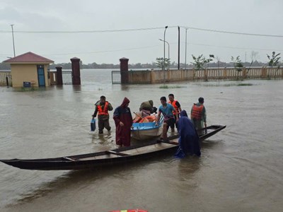 Kịp thời cứu hộ đoàn thiện nguyện bị lật ghe giữa nước lũ 