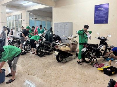 Sửa chữa xe máy bị ngập lụt cho người dân ở TP. Huế