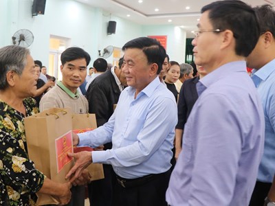 Thường trực Ban Bí thư thăm và tặng quà người dân vùng lũ tại Huế