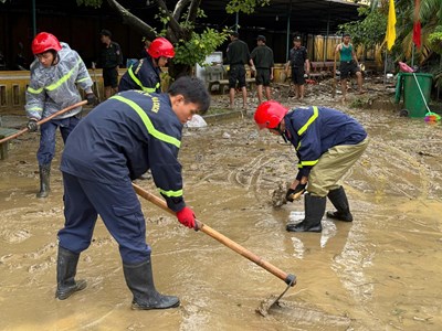 Huế: 13 người chết và mất tích trong mưa lũ, hơn 11.570 nhà vẫn còn ngập