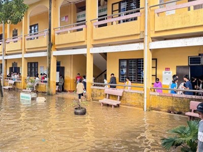Huế: Lên kế hoạch dạy học trực tuyến cho các trường ở vùng bị ngập lụt kéo dài