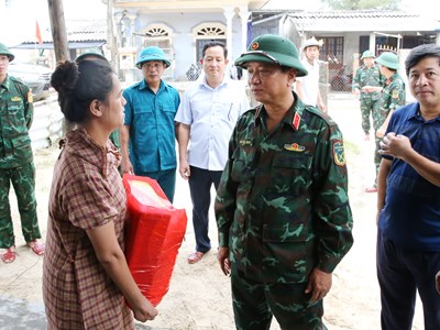 Tư lệnh Quân khu 4 kiểm tra và chỉ đạo lực lượng quân đội khắc phục hậu quả mưa lũ tại Huế