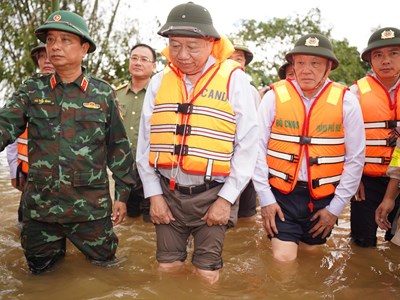 Tổng Bí thư Tô Lâm thăm hỏi, động viên người dân bị ảnh hưởng mưa lũ ở Huế