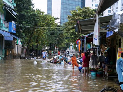 Nước sông Hương dâng nhanh gần báo động 3, đường phố ở Huế lại chìm trong nước