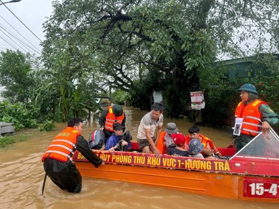 Lực lượng quân đội, công an dầm mình đưa người bệnh đi viện, sơ tán dân vùng ngập lũ