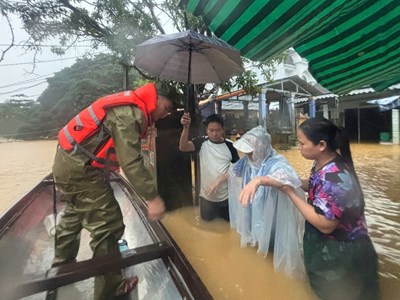 Sông Hương và sông Bồ vượt báo động 3, dừng đón khách tham quan di tích Huế