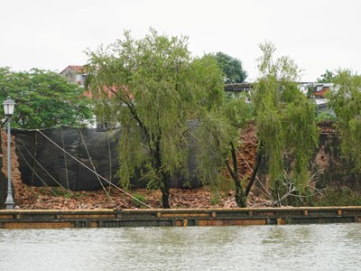Mưa lớn gây sập tường Hoàng thành Huế