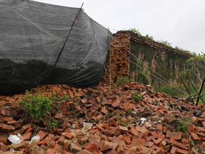 Hệ thống tường Hoàng thành Huế đang xuất hiện nhiều điểm nguy cơ 