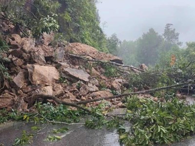 Sạt trượt đất, nghiêng cầu cạn trên đường Hồ Chí Minh qua TP. Huế