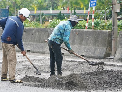 Khẩn trương “vá” ổ gà trên Quốc lộ 1A qua TP. Huế