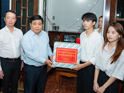 Phó Thủ tướng Nguyễn Chí Dũng thăm người dân bị thiệt hại do mưa lũ tại Huế