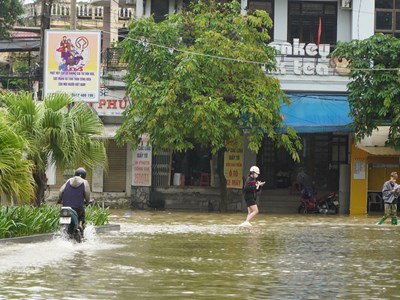 Huế: Sông Bồ vượt báo động 3, nhiều địa phương cho học sinh nghỉ học