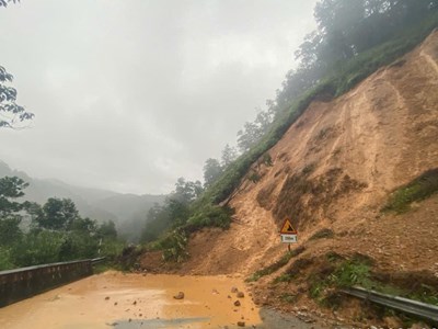 Quốc lộ 49 đi A Lưới bị ách tắc giao thông do sạt lở 