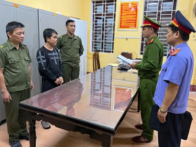 Chở con đi học rồi cuỗm dây chuyền vàng của học sinh lớp 1