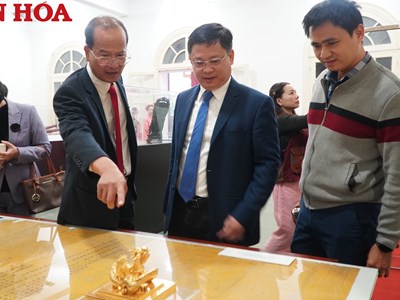 Những hiện vật quý được hiến tặng cho di sản Huế