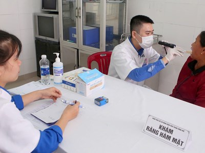 Khám bệnh và cấp thuốc miễn phí cho 1.000 người dân sau mưa lũ