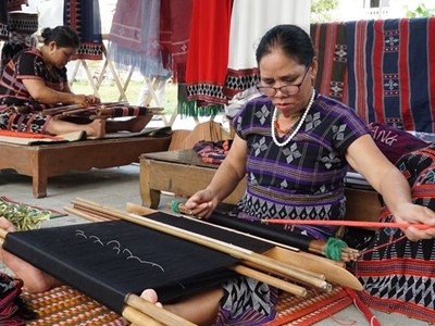  Người phụ nữ trao truyền nghề dệt Dèng, nâng cao thu nhập cho đồng bào Tà Ôi