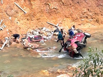 Va chạm giao thông trên cao tốc, xe bán tải bị hất văng xuống suối