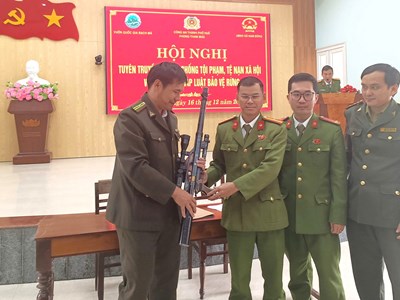 Huế: Người dân xã Nam Đông tự nguyện giao nộp vũ khí, súng tự chế