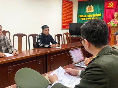 Khởi tố 2 thanh niên tàng trữ trái phép vũ khí quân dụng