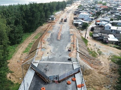 Vì sao cầu vượt cửa biển 2.400 tỉ đồng ở Huế phải rào chắn lại?