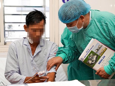 Cắt bỏ 2 thận đa nang gần 10kg và ghép thận thành công cho một bệnh nhân