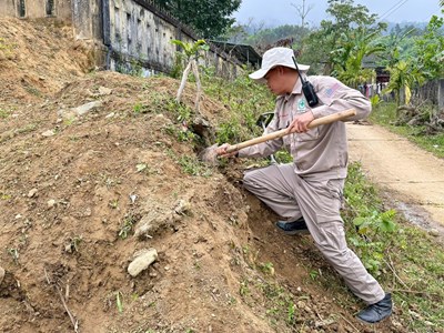 Xử lý vật liệu nổ được phát hiện trước trường học ở Huế