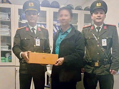 Trao trả tài sản trị giá gần 450 triệu đồng cho du khách để quên ở sân bay Phú Bài