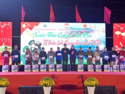 “Xuân biên cương hải đảo” mang Tết sớm đến với người dân vùng biển