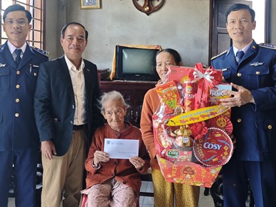 Vùng Cảnh sát biển 2 thăm và tặng quà các Mẹ Việt Nam Anh hùng 