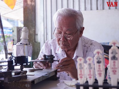 Cụ ông hơn 40 năm miệt mài giữ nghề làm xăm hường ở xứ Huế